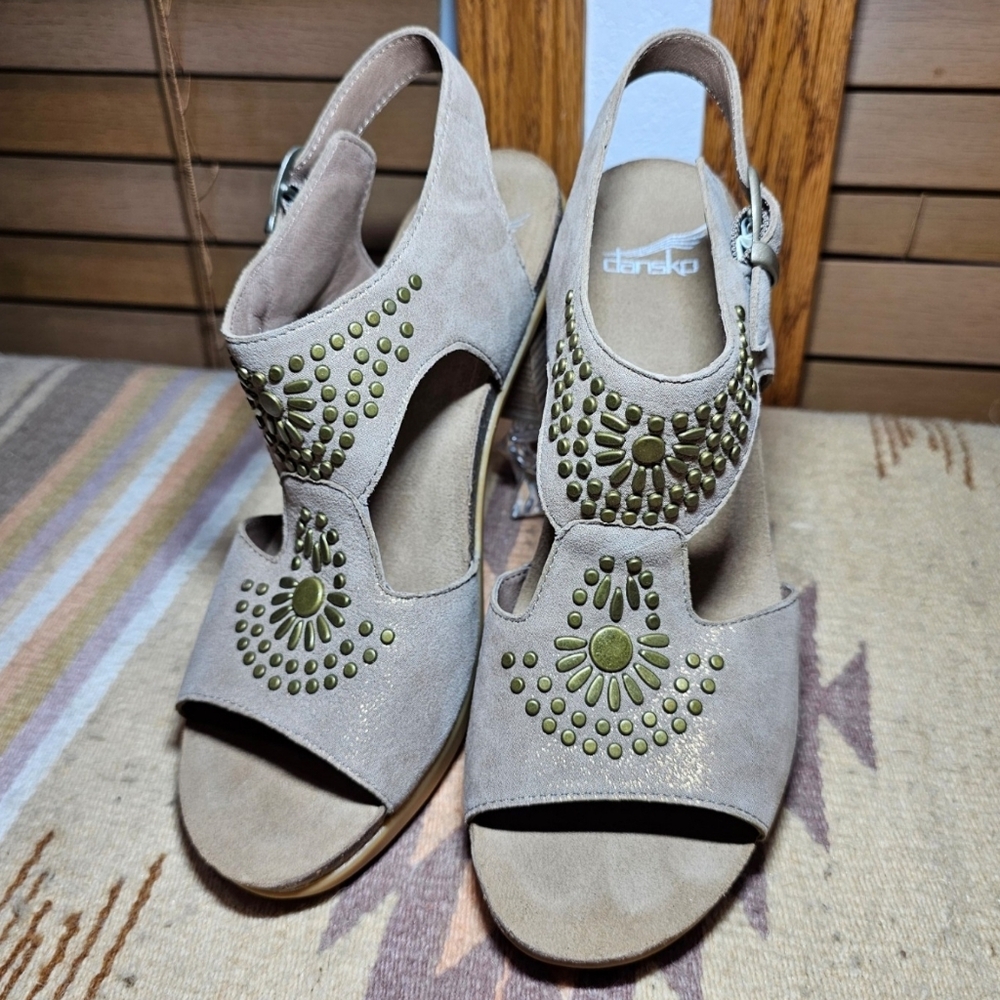 DANSKO Deandra Taupe Shimmer Suede Womans ize 39/8.5 Heeled Sandal Comfort Shoe